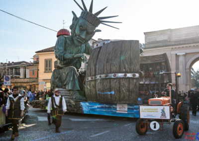 Carro "Il naufragio dell'umanità" al carnevale di Crema 2023