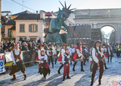 Carro di carnevale con animazione del gruppo "Barabet" a Crema 2023