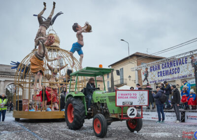 Carro dal titolo "I wanto to break free" al carnevale di Crema 2023