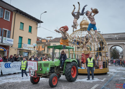 Il carro di carnevale numero 2 nella sfilata del carnevale di Crema 2023