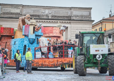 Carro intitolato "Non ci sono più le mezze stagioni" al carnevale di Crema 2023