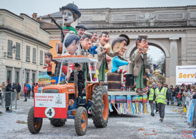 Carro di carnevale intitolato "Quando ero piccolo io" a Crema 2023