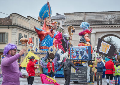 Carro di carnevale "I cattivi col sorriso" a Crema 2023