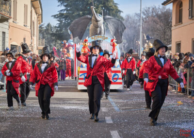 Carro di carnevale "Dumbo" con gruppo di animazione a Crema 2023