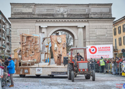 Carro di carnevale in sfilata a Crema 2023