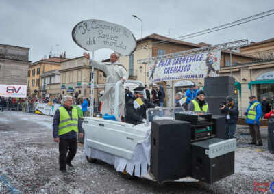 Carro "Il convento più pazzo del mondo" al carnevale di Crema 2023