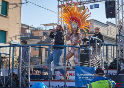 Carro di carnevale con musica e cantanti a Crema 2023