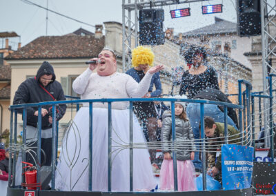 Carro di un gruppo musicale al carnevale di Crema 2023