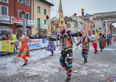 il "Gruppo folcloristico Pavullese" in sfilata al carnevale di Crema 2023