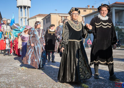 Gruppo di figuranti medievali al carnevale di Crema 2023